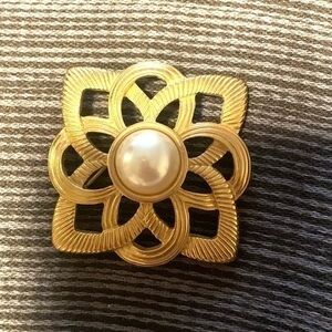 Vintage Victorian Nouveau Style Gold Tone Celtic Knot Pin Brooch with Faux Perl